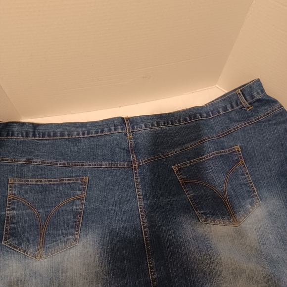 Women's Plus Size Denim Skirt - Picture 7 of 12